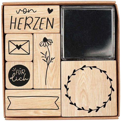 Holzstempelset mit "von Herzen", "für dich", Umschlag, Blume, Kranz und Banner. Enthält ein Stempelkissen.