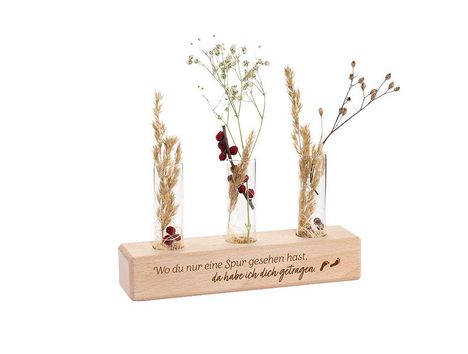 Text auf Holzsockel: "Wo du nur eine Spur gesehen hast, da habe ich dich getragen." Vier Reagenzgläser mit Trockenblumen.