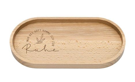 "Nur bei Gott komme ich zur Ruhe." steht auf einem ovalen, hölzernen Tablett. Darunter ist eine kleine Blattzeichnung.