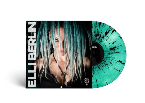 "Elli Berlin" in Großbuchstaben auf einem Plattencover mit einer Frau und einer türkis-schwarzen Vinyl-Schallplatte.