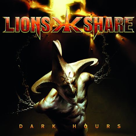 „Lions Share“ und „Dark Hours“ in gelben Buchstaben. Eine Illustration: Ein dämonisches Wesen mit spitzen Ohren und Ketten.