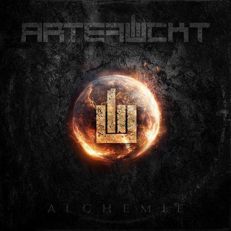 "ARTEWLICHT" oben, "ALCHEMIE" unten. Im Zentrum brennende Kugel mit stilisiertem Symbol. Dunkler Hintergrund.