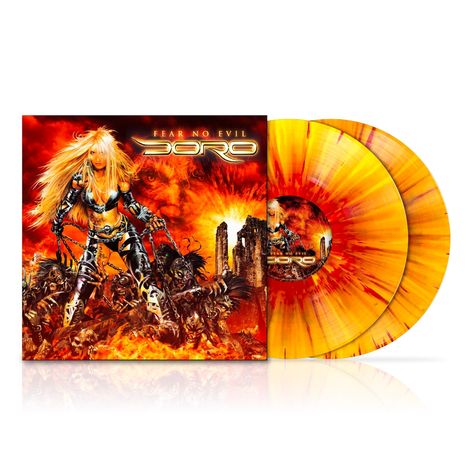 "FEAR NO EVIL" und "DORO" sind prominent zu sehen. Eine furchtlose Kriegerin steht in einem feurigen Hintergrund.