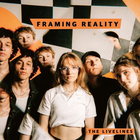 "FRAMING REALITY" und "THE LIVELINES" stehen auf einem Foto von acht jungen Menschen vor einem karierten Hintergrund.