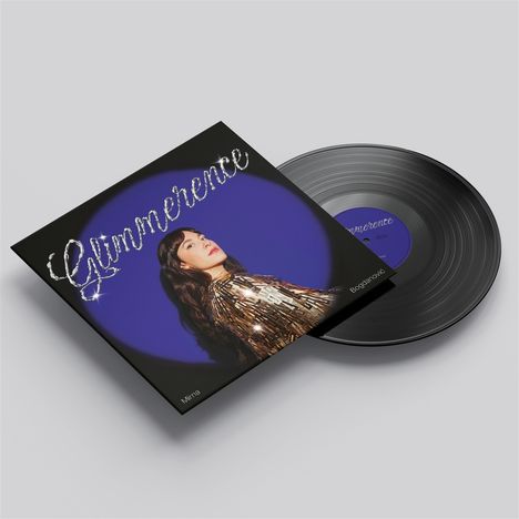 "Glimmerence" und "Mima Bogdanovic" auf einem Schallplattencover. Die Frau trägt ein glänzendes Outfit vor blauem Hintergrund.