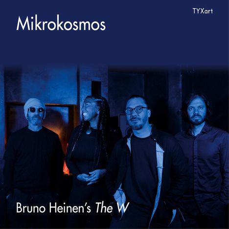 Oben steht "Mikrokosmos". Unten "Bruno Heinen’s The W". Vier Menschen in blauer Beleuchtung lächeln.