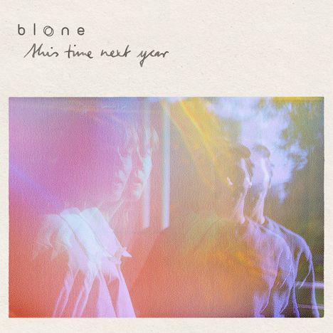 "bløne" und "This time next year" oben auf einem Kunstwerk mit verschwommenen, bunten Figuren und lichtdurchfluteten Effekten.