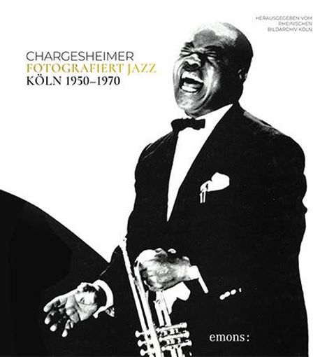 "CHARGESHEIMER FOTOGRAFIERT JAZZ KÖLN 1950–1970". Ein lachender Mann im Smoking mit Trompete, Verlag "emons:".