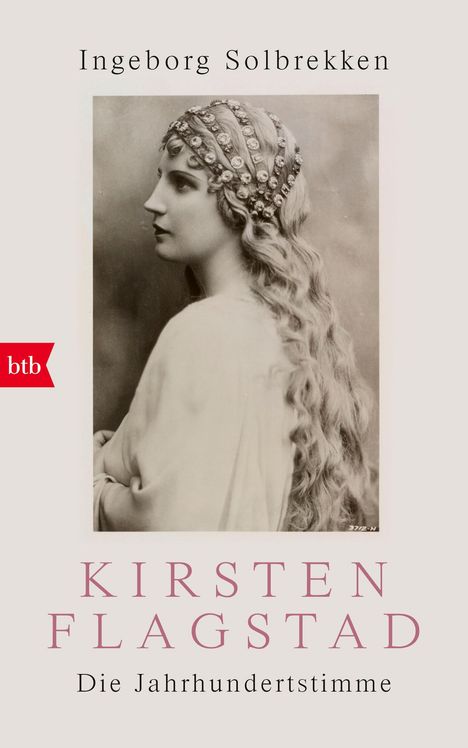 Ingeborg Solbrekken. KIRSTEN FLAGSTAD. Die Jahrhundertstimme. Schwarzweißfoto einer Frau mit langen, gewellten Haaren.