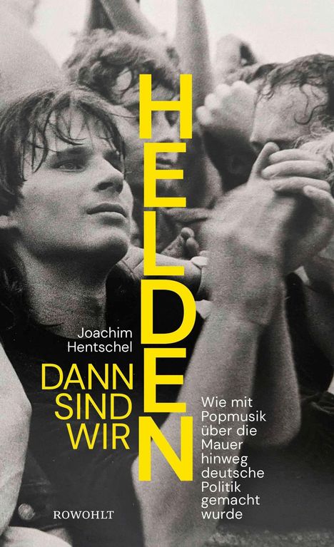 "HELDEN DANN SIND WIR" in Gelb. Joachim Hentschel, Rowohlt. Schwarz-weißes Foto von Menschen in Bewegung.