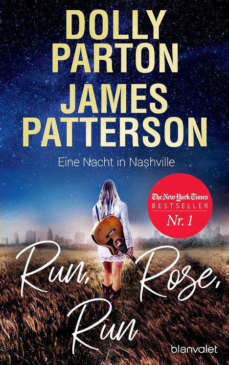 Text: "Dolly Parton, James Patterson, Eine Nacht in Nashville, Run, Rose, Run, The New York Times Bestseller Nr. 1."

Illustration: Eine Frau mit einer Gitarre in einem Feld vor einer Stadtsilhouette.