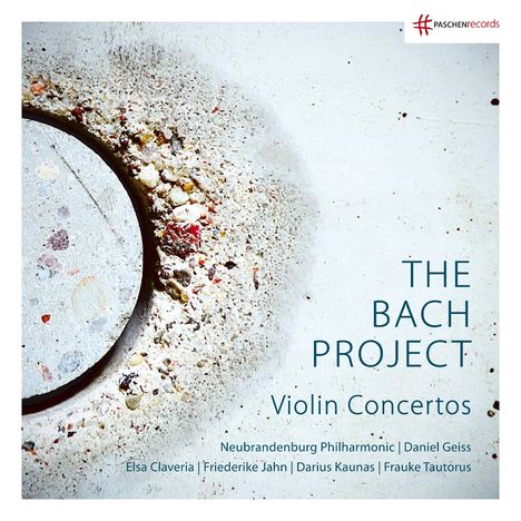 "The Bach Project: Violin Concertos" mit Neubrandenburger Philharmonie. Strukturiertes, künstlerisches Design mit abstrakter Detailaufnahme.
