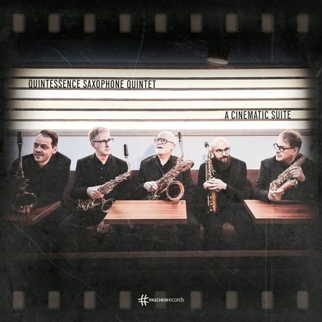 "QUINTESSENCE SAXOPHONE QUINTET, A CINEMATIC SUITE" steht über fünf Männern mit Saxophonen, die an Tischen sitzen.
