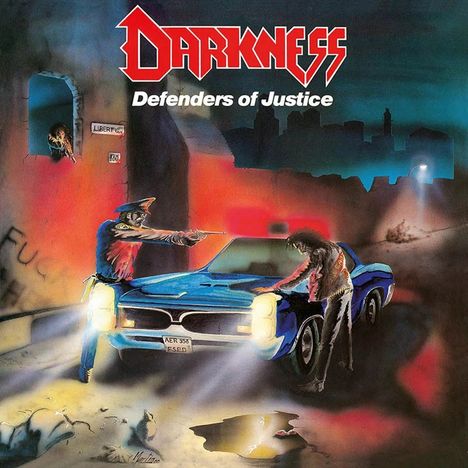 „Darkness Defenders of Justice“. Ein Polizist zielt mit einer Waffe auf eine Person vor einem Auto in einer urbanen nächtlichen Szene.