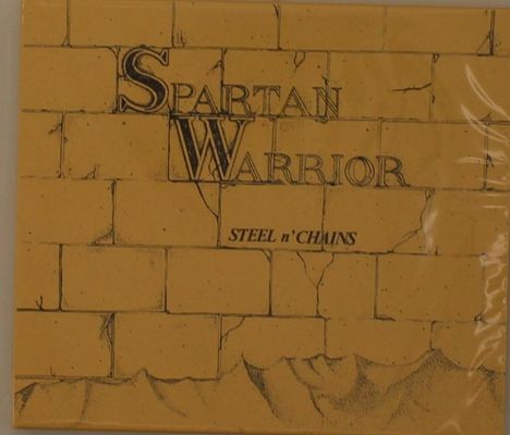 "SPARTAN WARRIOR" oben in großen Buchstaben, darunter "STEEL n' CHAINS". Hintergrund: Illustrierte Ziegelwand.