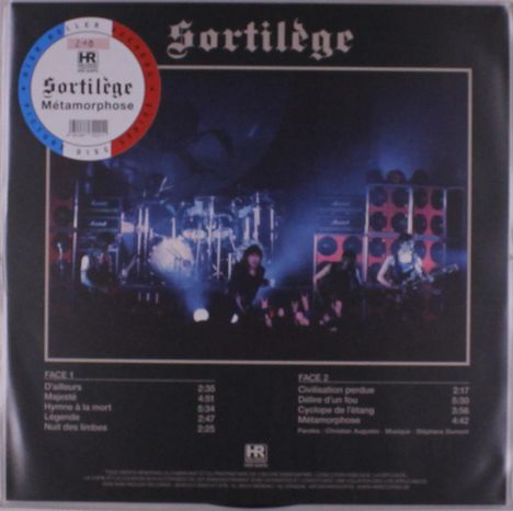 Text: "Sortilège, Métamorphose. FACE 1: D'ailleurs 2:35, Majesté 4:51... FACE 2: Civilisation perdue 2:17, Métamorphose 4:42."

Eine Band spielt auf einer Bühne mit starker blauer Beleuchtung und großen Lautsprechertürmen.