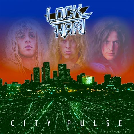 "LOCK HART" und "CITY PULSE" in auffälliger Schrift. Drei Männer mit langen Haaren vor einer nächtlichen Stadtansicht.