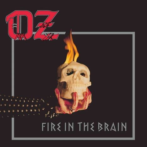 "FIRE IN THE BRAIN" steht unten. Oben "OZ". Eine Hand mit roten Nägeln hält einen brennenden Totenschädel.