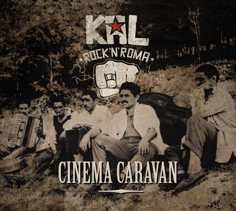 KAƧL Rock'n'Roma, Cinema Caravan. Eine Gruppe Männer sitzt im Freien, eine Faust ist abgebildet. Vintage-Stil.