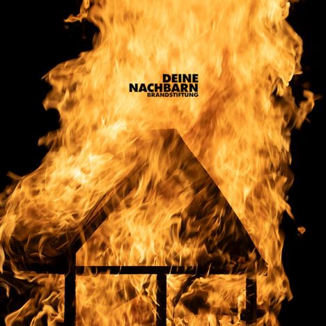 „DEINE NACHBARN BRANDSTIFTUNG“ ist in schwarzen Buchstaben auf intensiven, lodernden Flammen über einem Hausrahmen zu sehen.