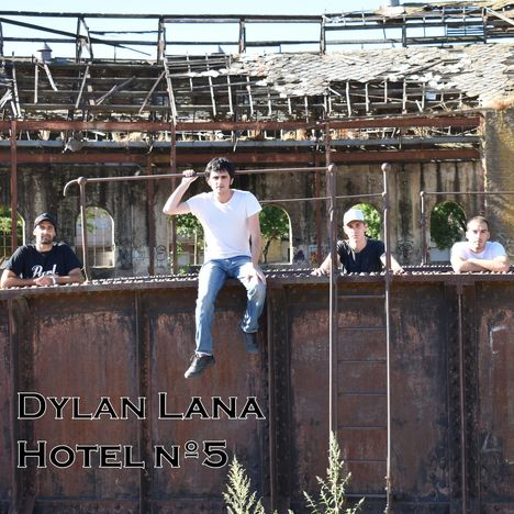 Text: "Dylan Lana Hotel Nº5". Vier junge Männer sitzen auf einem rostigen Industriebau.