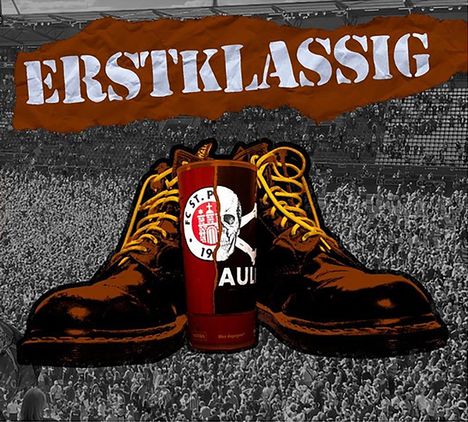 Text: "ERSTKLASSIG", "FC St. Pauli". Illustration: Bierbecher mit Totenkopf-Logo, große Stiefel, Menschenmenge im Hintergrund.