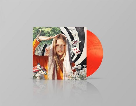 Ein Cover mit einer Frau, im orange-roten Kleid, umgeben von Spielkarten und Blumen vor einem schwarz-weißen Hintergrund.