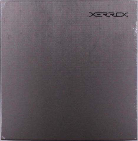 Oben rechts steht der Text "XERRX" auf einem grauen, metallisch wirkenden Hintergrund.