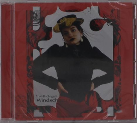 "Anna Buchegger Windschnurr" steht in einer Collage mit rotem Hintergrund und einer Frau in schwarzem Outfit und gelbem Hut.