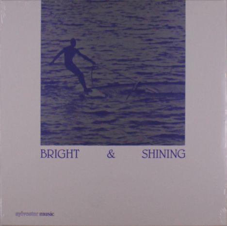 Texte: "BRIGHT & SHINING", "sylvester music". Silhouette einer Person auf einem Surfbrett auf dem Wasser.