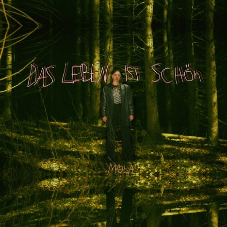 Text: "DAS LEBEN IST SCHÖN" und "MOLA". Eine Person steht in einem Wald, es gibt eine Spiegelung auf dem Boden.