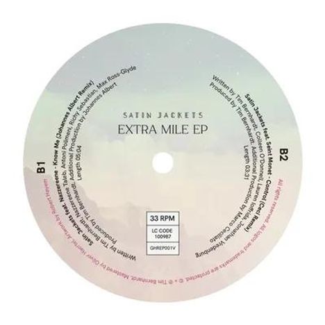 "Satin Jackets Extra Mile EP" steht zentriert. Trackliste: B1 und B2. Pastellhintergrund mit Bergsilhouette.