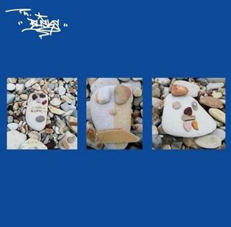 Oben links stilisierter Text. Drei Steinfiguren auf Kieselsteinen, Gesichtszüge aus kleinen Steinen gelegt. Blauer Hintergrund.