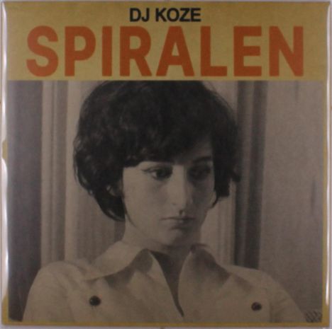 DJ KOZE, SPIRALEN. Sepia Porträt einer Person mit dunklem Haar und nachdenklichem Ausdruck.