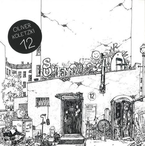 Schwarzer Kreis mit "OLIVER KOLETZKI 12". Detaillierte Zeichnung eines urbanen Hinterhofs mit Graffiti und Altmetall.