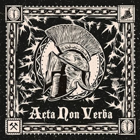 Text: "Acta Non Verba". Ein Helm im antiken Stil, umgeben von einem dekorativen Muster mit Symbolen in den Ecken.