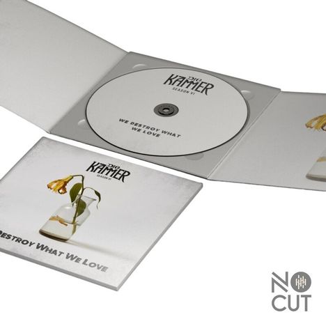 Text auf CD und Hülle: "Die Kammer Season VI", "We Destroy What We Love". Illustration: Gelbe Blume in Vase. Logo: "No Cut".