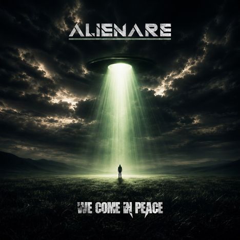 ALIENARE, WE COME IN PEACE. Eine Person steht unter einem schwebenden UFO, das grünes Licht auf sie strahlt.