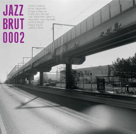 "Jazz Brut 0002" in großer Schrift, darunter Namen. Eine Brücke verläuft über eine leere Straße, schwarz-weiß Darstellung.