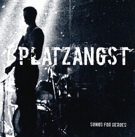 Text: "PLATZANGST" und "SONGS FOR HEROES". Silhouette eines Musikers mit Gitarre auf der Bühne.