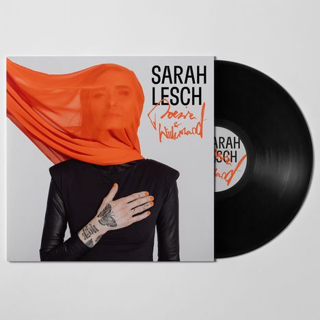 Text: "SARAH LESCH", "Denken & Drücken". Frau mit orangefarbenem Schleier und bemalten Händen, schwarzes Vinyl daneben.