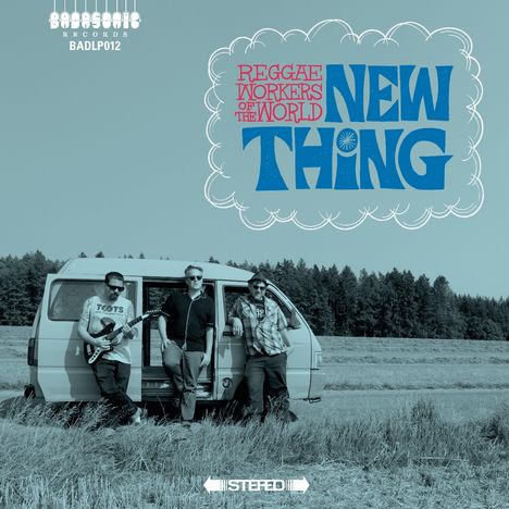 "Reggae Workers of the World: New Thing" in Wolken. Drei Männer lehnen an einem Van, im Hintergrund Wald.