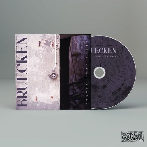 "BRUECKEN," daneben "years that answer" auf der CD. Links verfallenes Gemäuer, rechts Baumringe.