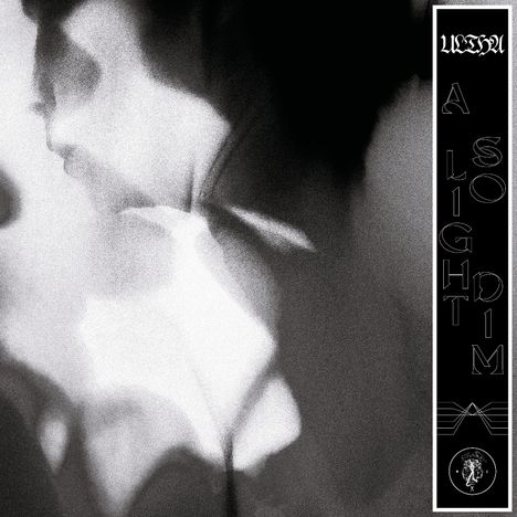 Rechts "ULTIMA A LIGHT SO DIM" in dunkler Schrift. Verschwommenes, monochromes Muster.