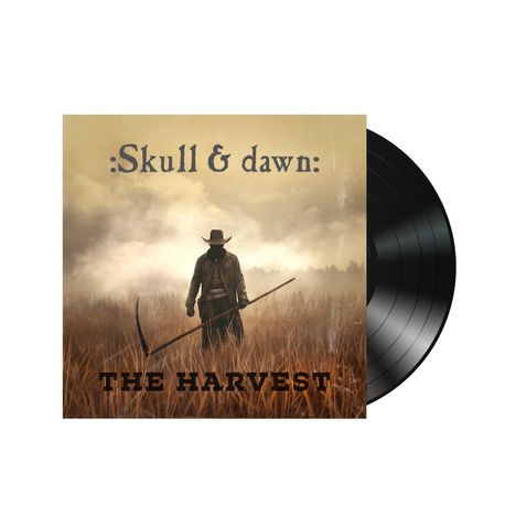 "Skull & dawn: THE HARVEST". Ein Mann mit Hut und Sense steht in einem Feld, in einer nebligen, düsteren Landschaft.