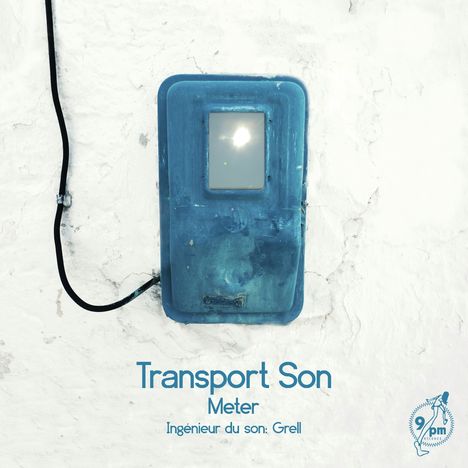 "Transport Son Meter Ingénieur du son: Grell" Unter einem blauen Kasten an einer weißen Wand steht ein Logo mit "9 pm".