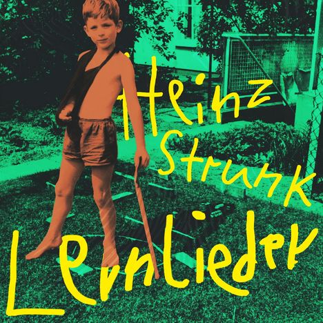 "HEINZ STRUNK LERNLIEDER" in gelber Schrift. Ein Kind steht in einem Garten, hält einen Stock und trägt kurze Hosen.