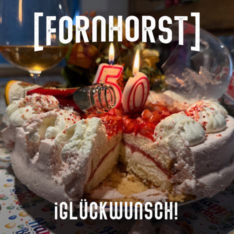 [Fornhorst] und ¡Glückwunsch! Große 50-Kerze auf Sahnetorte mit Erdbeerdeko, im Hintergrund ein Weinglas. 