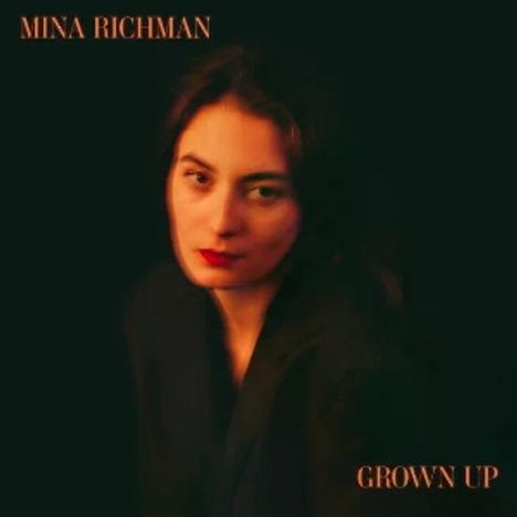 "Mina Richman" oben links, "Grown Up" unten rechts. Eine Frau mit dunklem Hintergrund und rotem Lippenstift.