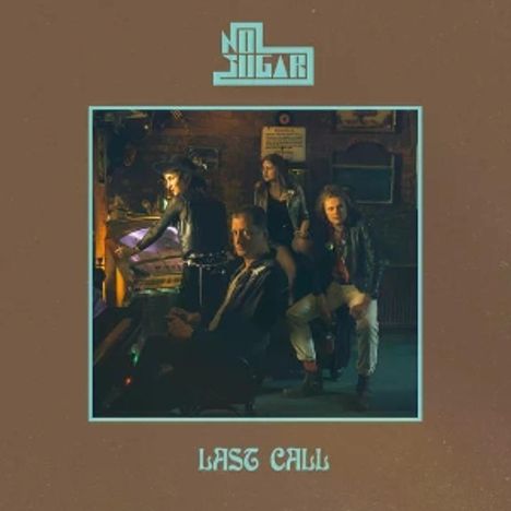 Text oben: "NO SUGAR". Text unten: "LAST CALL". Vier Personen in einem Raum mit Retro-Flair.